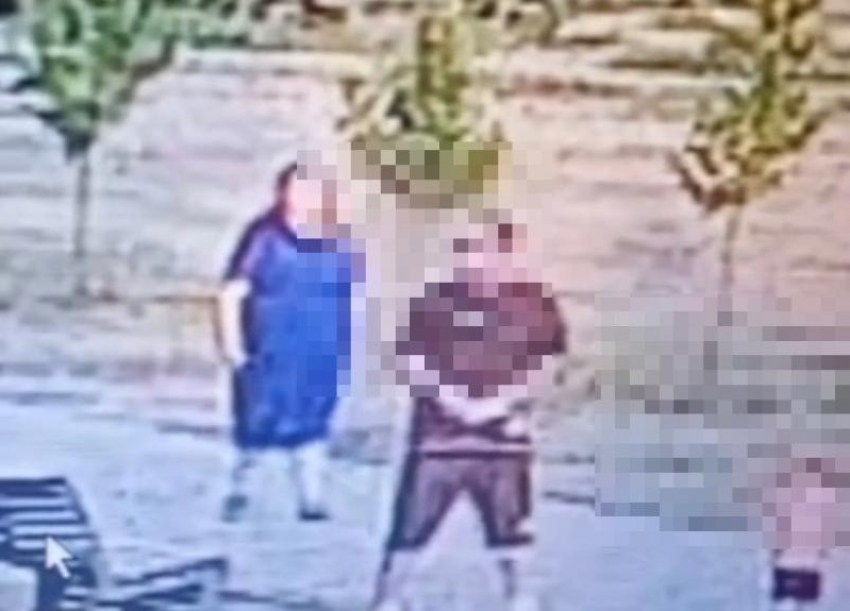 В Волжском в парке у 10-летней девочки украли телефон