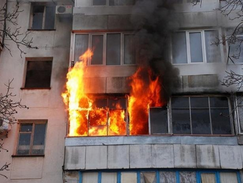 Пожар охватил маленькую квартирку в Волжском