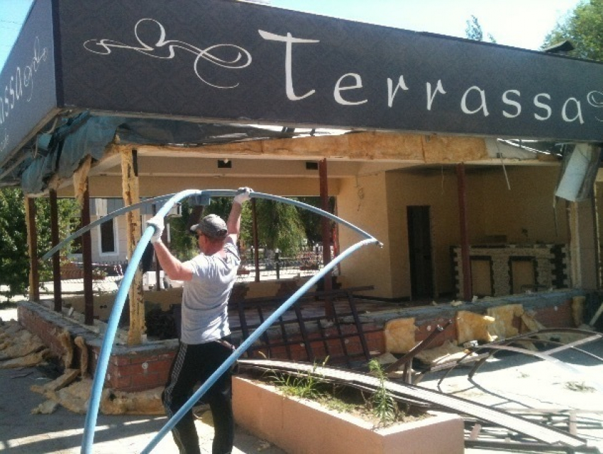 Пожар в кафе Terrassa в Волжском потушили, а потом продолжили его ломать