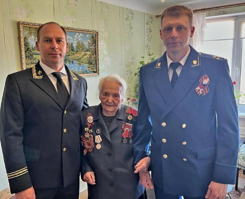 Прокурор Волжского и председатель суда навестили 101-летнюю участницу Сталинградской битвы