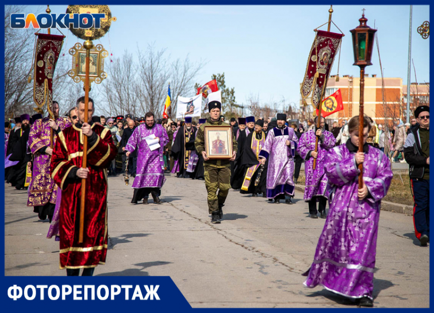 «Низкий поклон за мирное небо»: Волжский встал на молитву за участников спецоперации