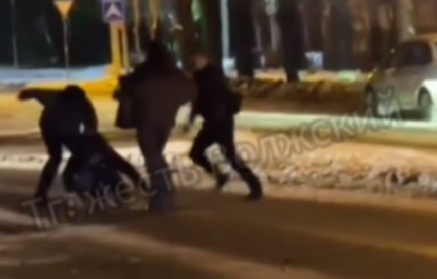 Драка в Волжском попала в Сеть: полиция начала проверку без заявлений потерпевших
