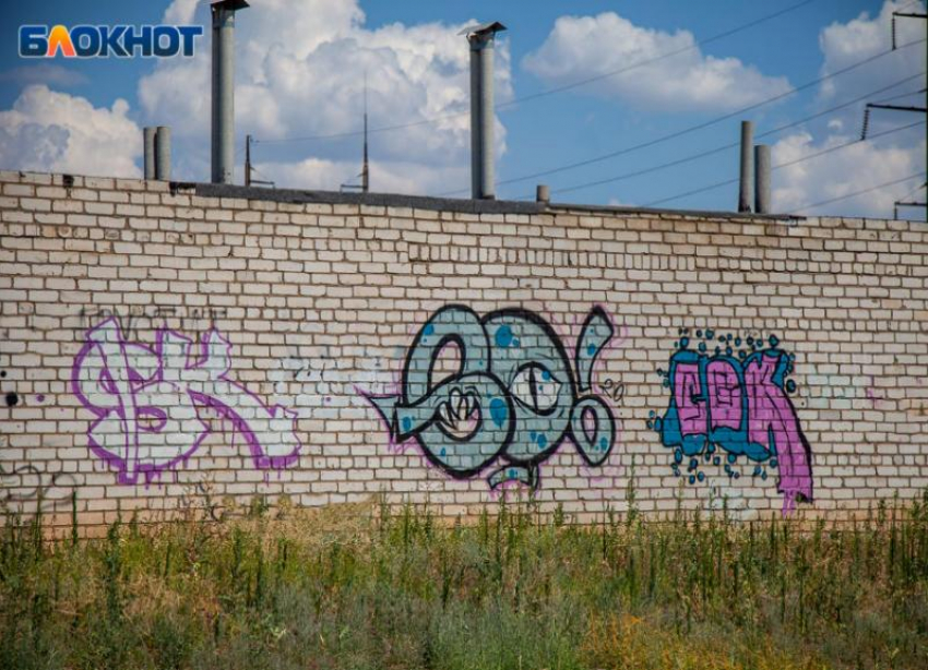Граффитистов в Волжском накажут за порчу имущества