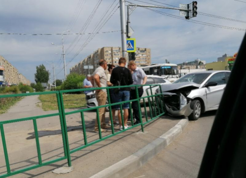 Иномарка вылетела на пешеходный переход: серьезное ДТП в Волжском