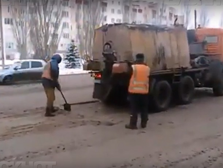 В Волжском продолжают знаменитый зимний ремонт дорог
