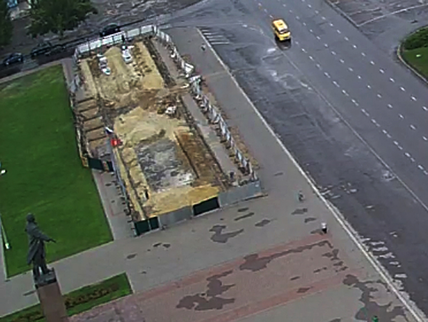 Распиаренная реконструкция на месте снесенной трибуны намертво застыла на площади Ленина в Волжском