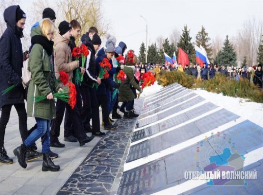 Волжане почтили память погибших воинов под Сталинградом