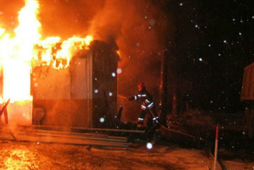Под Волгоградом при пожаре погиб неизвестный мужчина