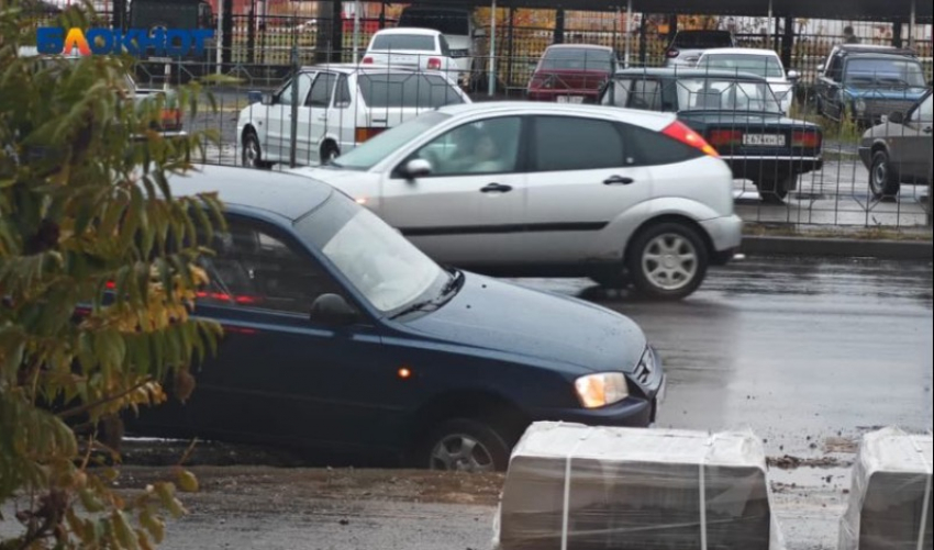 Десятки машин лишились колес на центральной улице Волжского из-за брошенной рабочими траншеи
