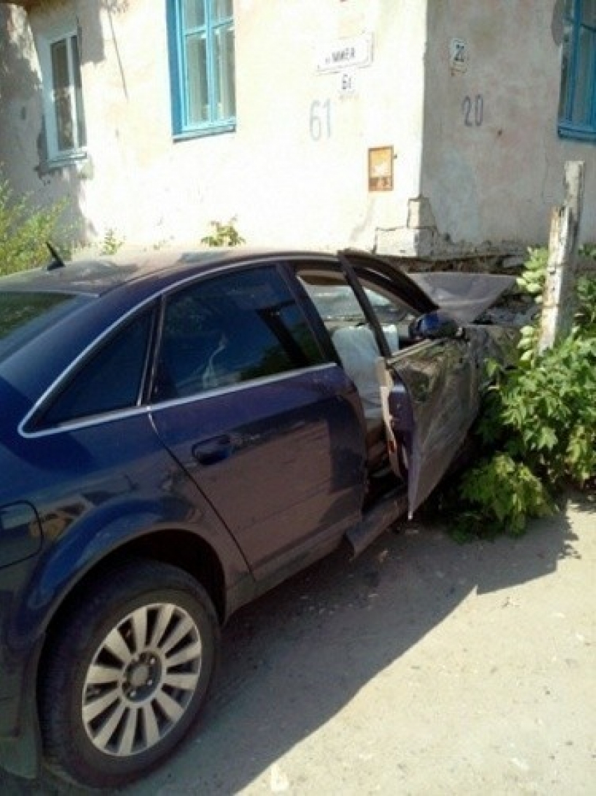Под Волгоградом Audi протаранила маршрутку и врезалась в дом