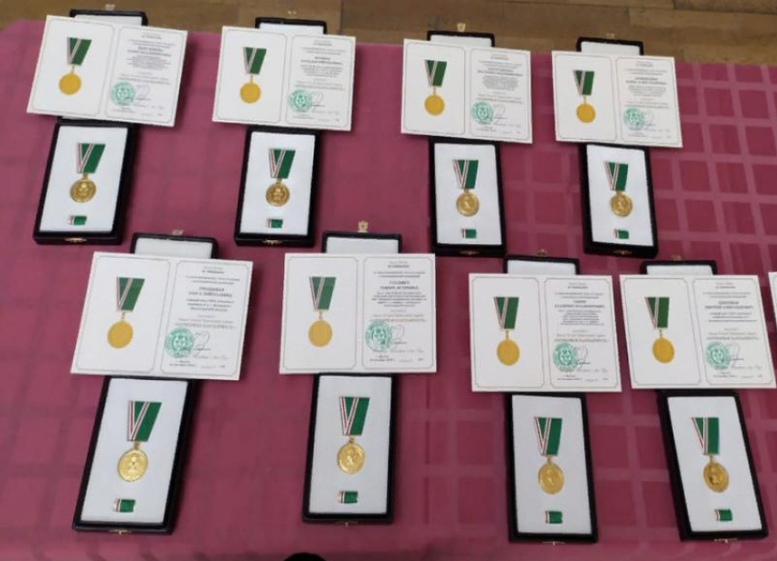 Врачей из Волжского наградили медалями за борьбу с коронавирусом