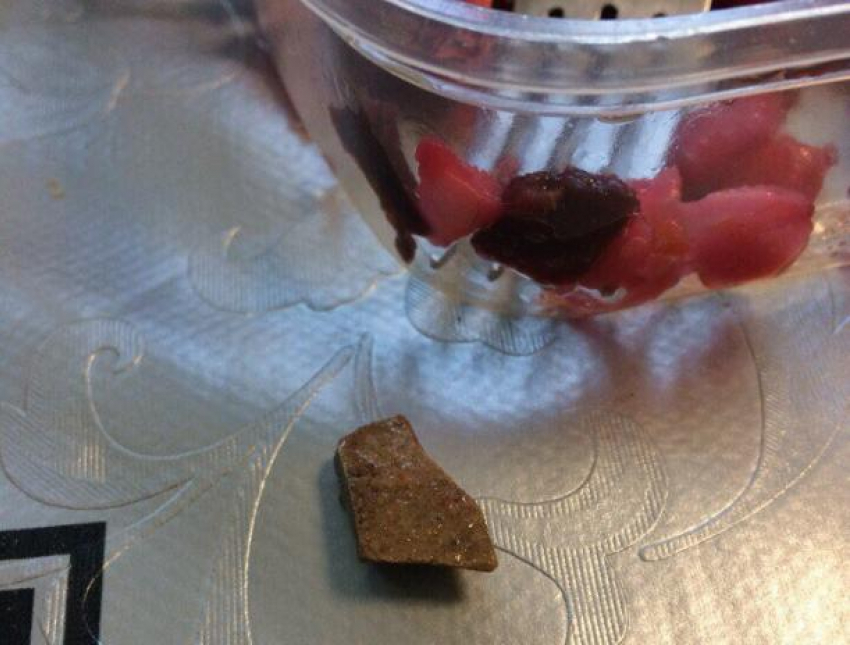 Сюрприз от «Ленты": в составе винегрета волжанин обнаружил камень