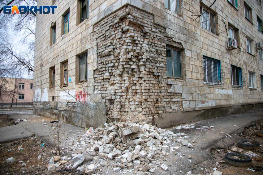 В Волжском возбудили уголовное дело из‑за разрушающегося общежития на Молодёжной, 42