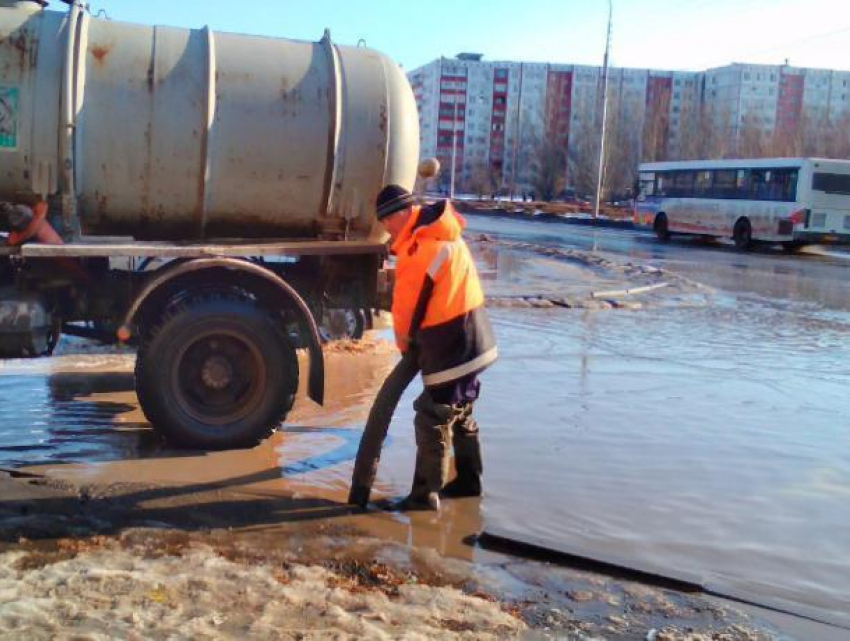 Потоп на улицах Волжского коммунальщики откачивают с помощью «большого пылесоса"