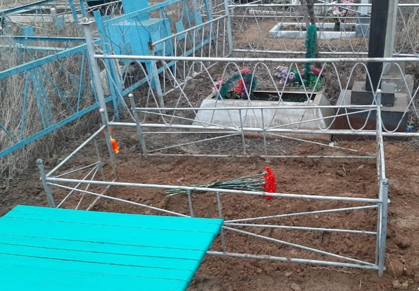 На кладбище в Волгограде появилось тайное захоронение: тело эксгумируют 