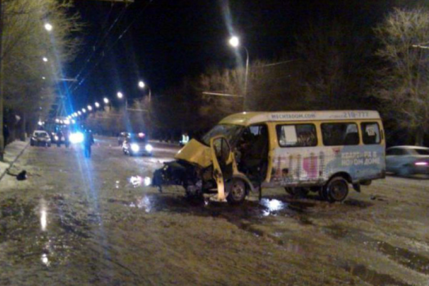 Маршрутка «Волгоград-Волжский» врезалась в столб: двое госпитализированы