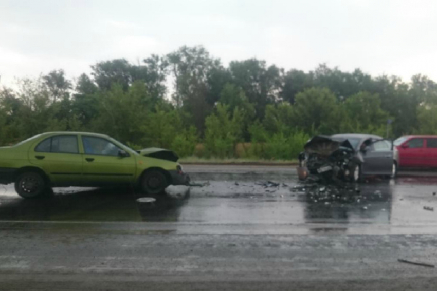 Под Волгоградом столкнулись две легковушки: трое детей в больнице