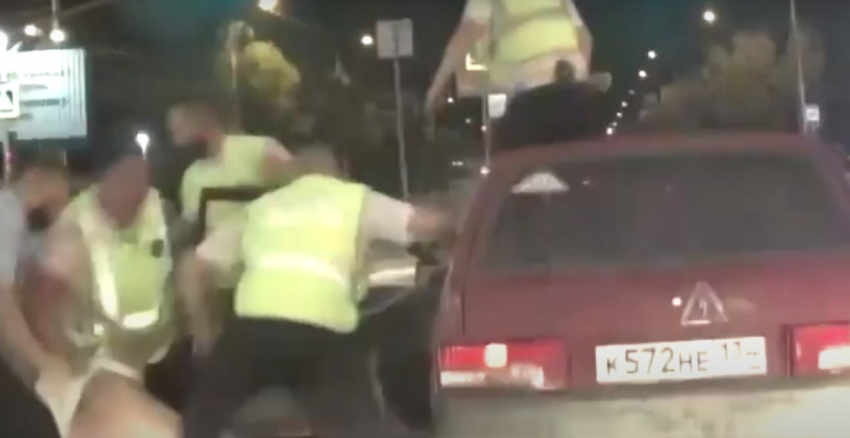 Четыре наряда полиции ловили пьяного угонщика-рецидивиста в Волгограде: видео