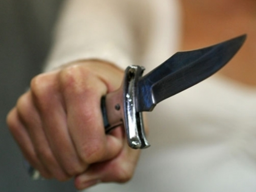 Под Волгоградом девушка попыталась зарезать знакомого ножом