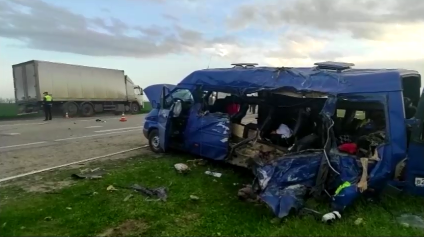 Видео с места страшной аварии в Ставропольском крае: погибли 5 детей из Волгоградской области