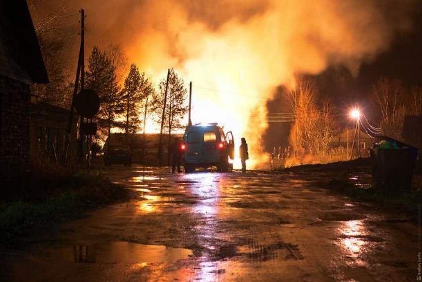 Два человека пострадали в пожарах под Волжским