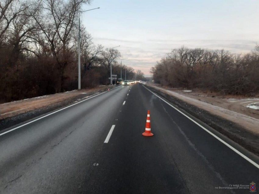 Под Волжским на трассе опрокинулся внедорожник: два человека пострадали