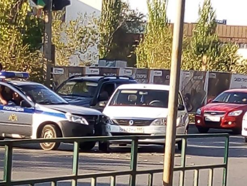 Полицейские тоже люди: в Волжском в ДТП попала «патрульная» машина