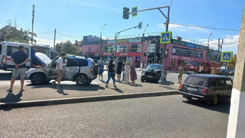 В Волжском произошла страшная авария с опрокидыванием машины: водителя едва откачали 