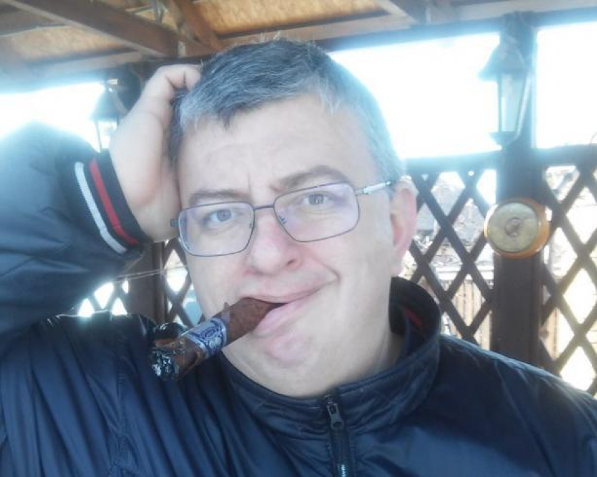 Андрея Кузьмина поздравляют с личным праздником его коллеги по работе