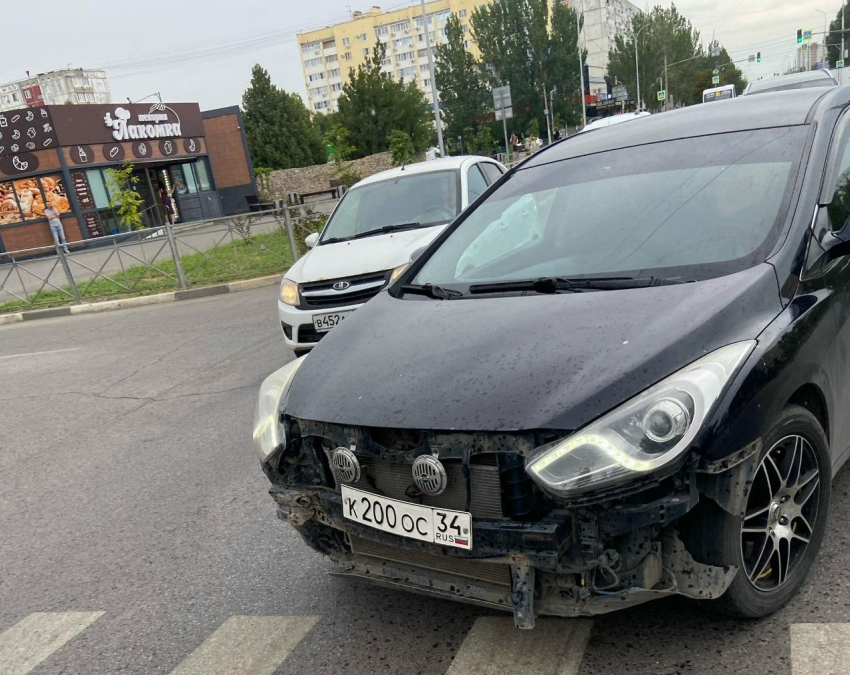 Лихач на иномарке чуть сбил мать и ребенка на пешеходном переходе в Волжском под камерами