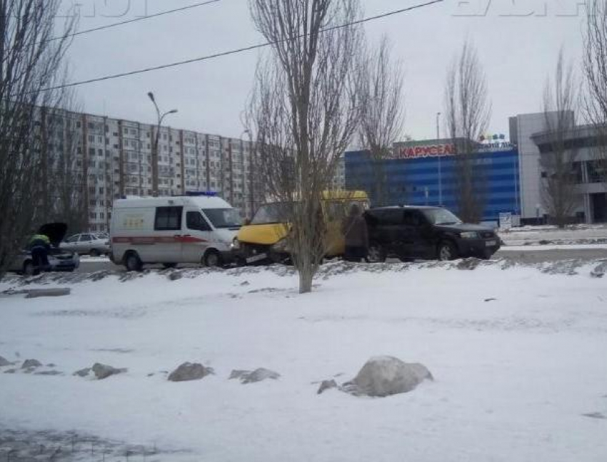 Пассажирка маршрутки пострадала в ДТП на улице Мира в Волжском