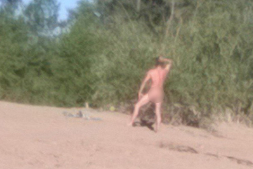 На диком пляже Волжского разгуливает обнаженный мужчина