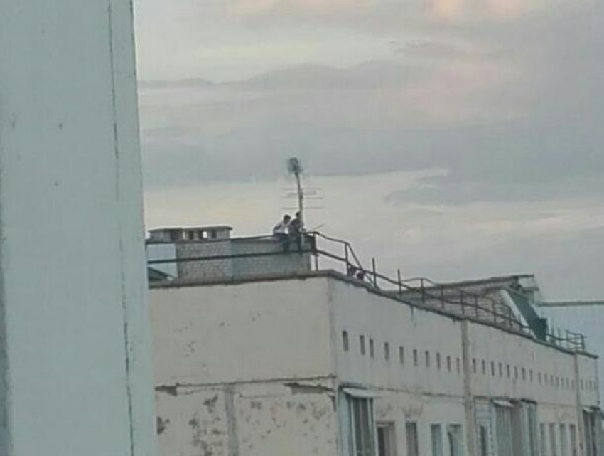 Подростки бегают по крыше, играя со смертью в Волжском