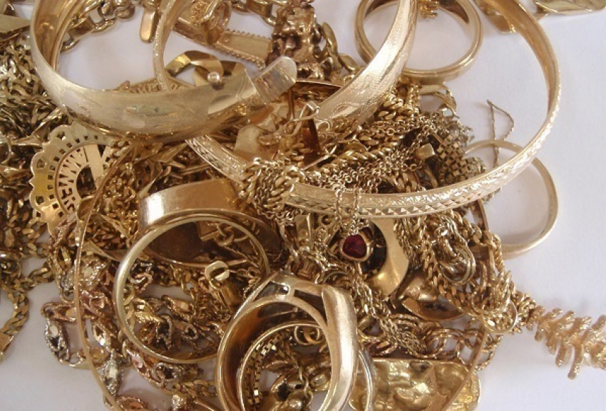 В Волжском подруга похитила украшения доверчивой подруги