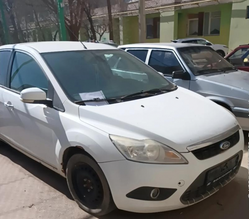 Во дворах Волжского нашли десяток бесхозных авто