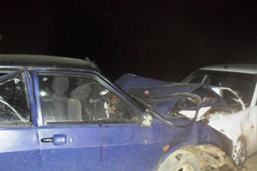 Пять человек пострадали в столкновении «Приоры» и «девятки» на трассе под Волгоградом