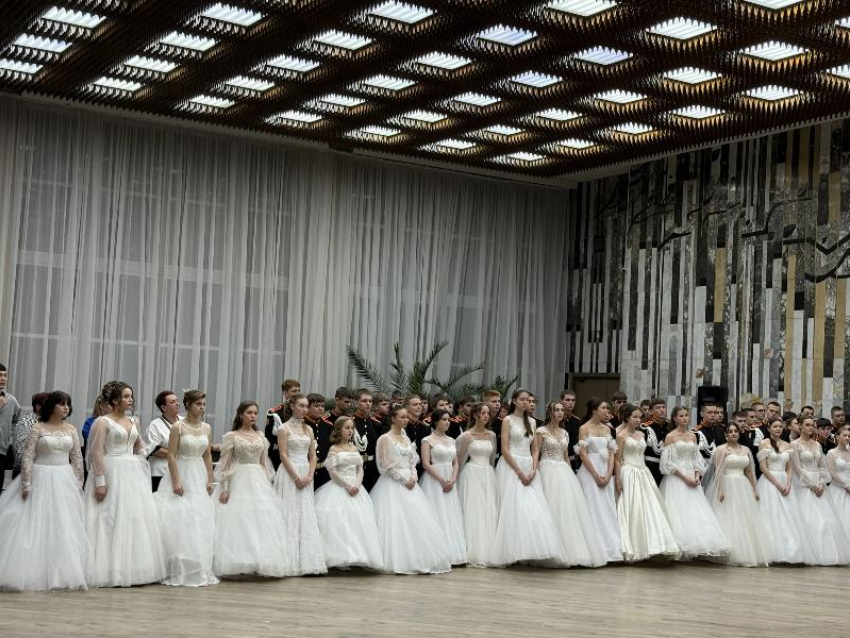 В Волжском прошел традиционный новогодний кадетский бал