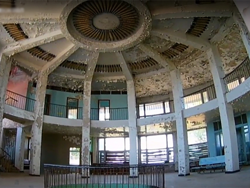 Масштабной красотой и пронзительной грустью поразило здание заброшенного речпорта в Волжском
