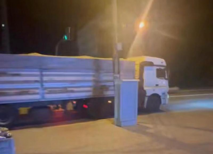 В Волжском возбудили административное делопроизводство по факту проезда 6 грузовиков по центру города
