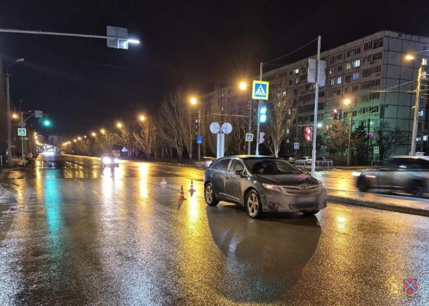 В Волжском водитель иномарки сбил пешехода при повороте