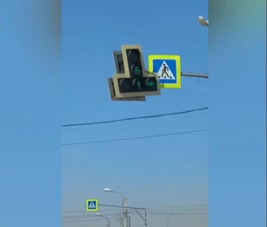 Светофор отрывает порывами штормового ветра в Волжском: видео