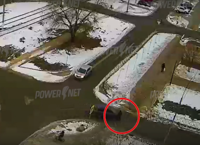 Утром в Волжском под колеса иномарки попал пешеход: видео