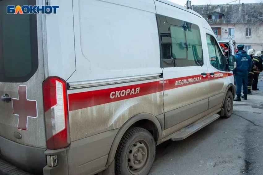 Скончался за рулем: в Волжском водитель «Нивы» потерял сознание и врезался в дом