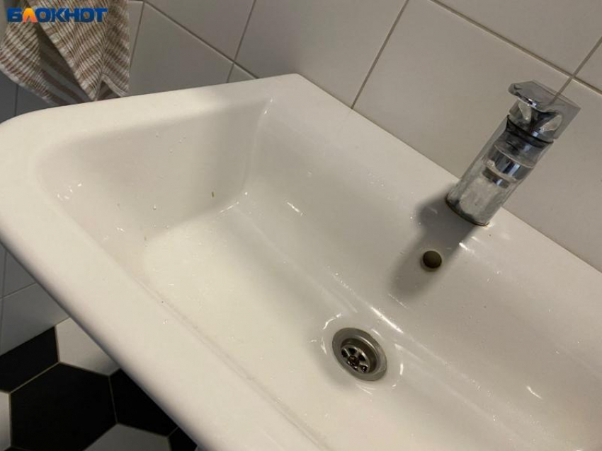 В Волжском из-за течи отключили холодное водоснабжение