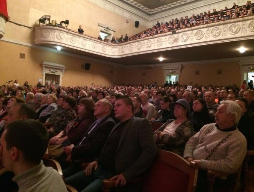 При полном аншлаге прошли слушания по скандальному производству карбамата в Волжском 