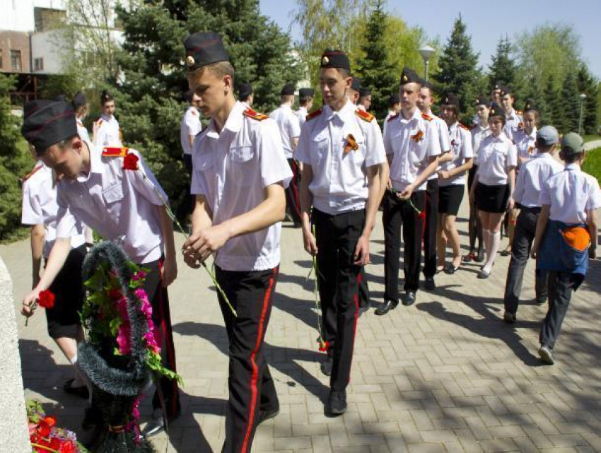 Волжские кадеты возложили цветы к памятнику Георгия Жукова