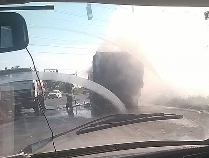 Горящий мусоровоз на оживленной дороге попал на видео в Волжском 