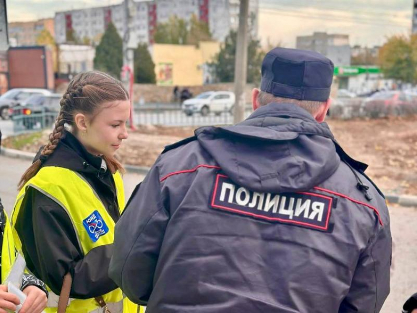 Засветись в Волжском: пешеходам напомнили о безопасности на дорогах