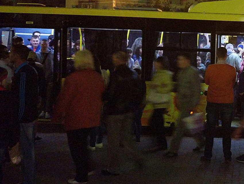 С транспортным коллапсом столкнулись волжане после массового празднования в центре города