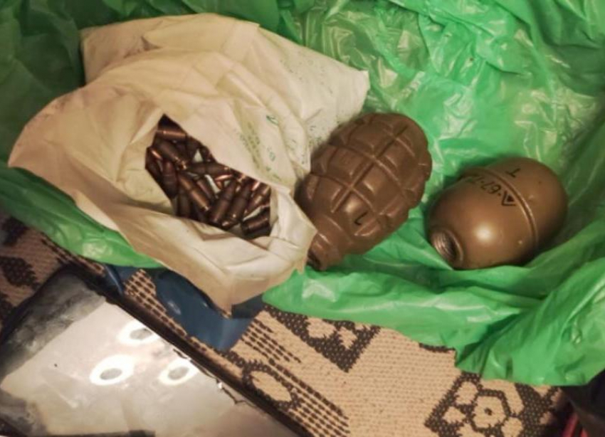 Мужчина хранил арсенал боеприпасов и оружия дома в Волгограде: видео